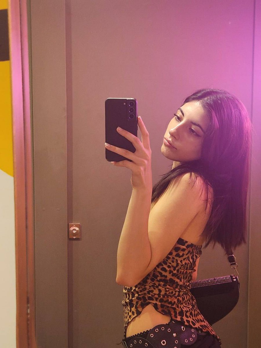 Edithirl's tweet photo. would you pick me for a date? https://t.co/qWAMKRPKMT