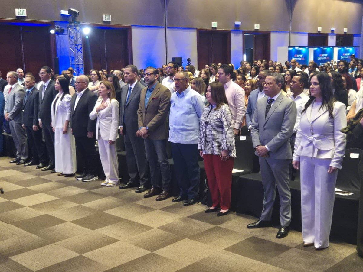 LuisOrlandoDia1's tweet photo. #EmprendeLabNacional2026
🚀 EmprendeLab 2026 despega con fuerza: 25 proyectos finalistas y dos días de innovación sin pausa | @Fabriciogm13
Santo Domingo.— @Promipyme_RD abrió este martes la tercera edición de #EmprendeLab2026, un laboratorio donde la innovación deja de ser discurso y se convierte en resultados:
25 proyectos finalistas, dos jornadas de formación, mentoría, inversión y transformación digital, y más de 1,500 estudiantes conectados con el futuro del emprendimiento dominicano.
La apertura estuvo encabezada por la vicepresidenta @RaquelPenaVice, junto a líderes del ecosistema como Carolina Mejía, @Fabriciogm13, @FarideRaful, @ggomezmazara, Jonathan Cabrera, Leonardo Perozo, Tamara Vásquez y otros actores clave del impulso emprendedor.
💬 “Detrás de cada proyecto hay alguien que no durmió, que falló y volvió a intentar. Innovar es patriotismo con visión de futuro”, afirmó Gómez Mazara, al destacar que 120 ideas fueron evaluadas y solo 25 lograron clasificar.
📌 Áreas clave: AgroTech, Comercio 4.0, Tecnoindustria, software, industrias creativas, ciberseguridad, inversión y transformación digital.
📌 Meta: convertir ideas en empresas sostenibles mediante financiamiento, mentoría, capacitación y acompañamiento estratégico.
La jornada reunió a estudiantes, emprendedores, inversionistas y expertos en innovación, con paneles sobre capital, mercado, tecnología, transformación empresarial y ciberseguridad.
⭐ Mañana: jornada final encabezada por el presidente @luisabinader
Este miércoles 7 de octubre continúa la programación con la participación del presidente Luis Abinader, en una sesión que incluirá la fase final de la competencia, paneles sobre inversión privada en el Caribe, transformación digital y la premiación de los proyectos ganadores.
#EmprendeLabNacional2026 confirma que la innovación dominicana está creciendo, conectando talento, tecnología y oportunidades reales. 🔥
🔥
#EmprendeLab2026 #Promipyme #InnovaciónRD #EmprendimientoDominicano #TransformaciónDigital #MipymesRD #TalentoDominicano #AgroTech #Ciberseguridad #IndustriasCreativas #Comercio40 #RDAvanza #EcosistemaEmprendedor #JuventudInnovadora
🔗 Promipyme inaugura EmprendeLab 2026 con 25 proyectos innovadores; Presidente Abinader cerrará el evento
https://t.co/dCXPHApCqX vía @Guecin