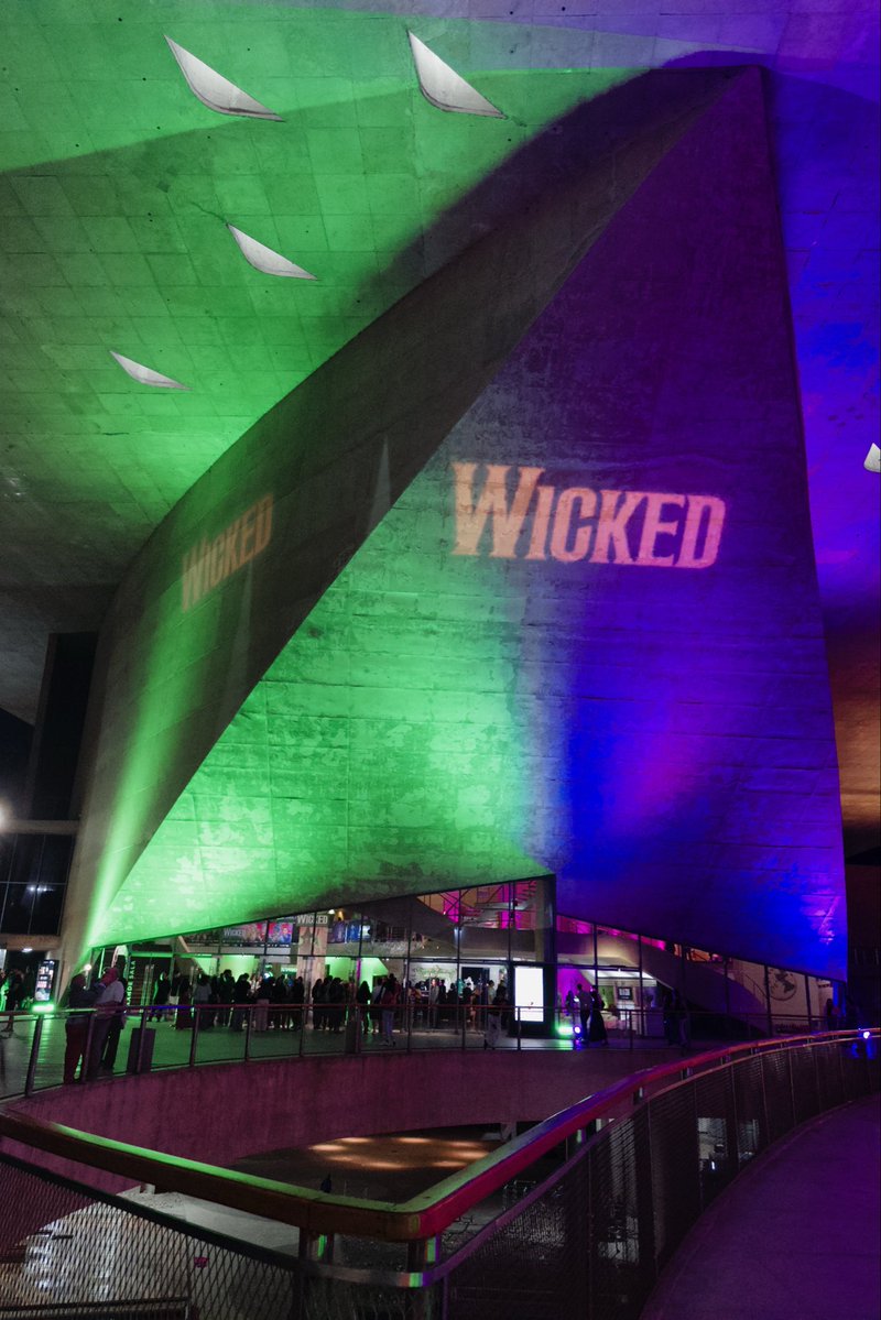 hbotdf's tweet photo. Último wicked SP vs último wicked RJ https://t.co/mHWNRwnomh