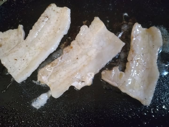 kumasyakee's tweet photo. 恒例のホットプレートでおうち焼肉
肉・タレ・メシ、この３つあればいい
別に牛肉じゃなくてもいい、財布と胃にも優しい豚肉
ただ焼いてタレを付けて黙々と米を食べる
時々キムチもつまんで米を食べる
こういうのでいいんだよ、こういうので
＃朝ご半　＃焼肉　＃おうち焼肉 https://t.co/h2HFplFsYA