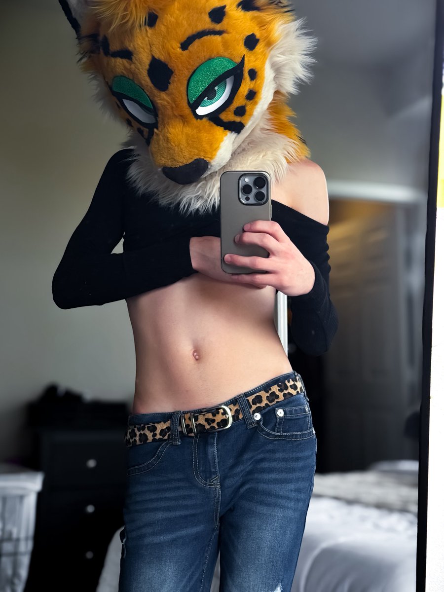 _surishen's tweet photo. everyone is doing tummy tuesday so how could i not https://t.co/pFcTtcna4J