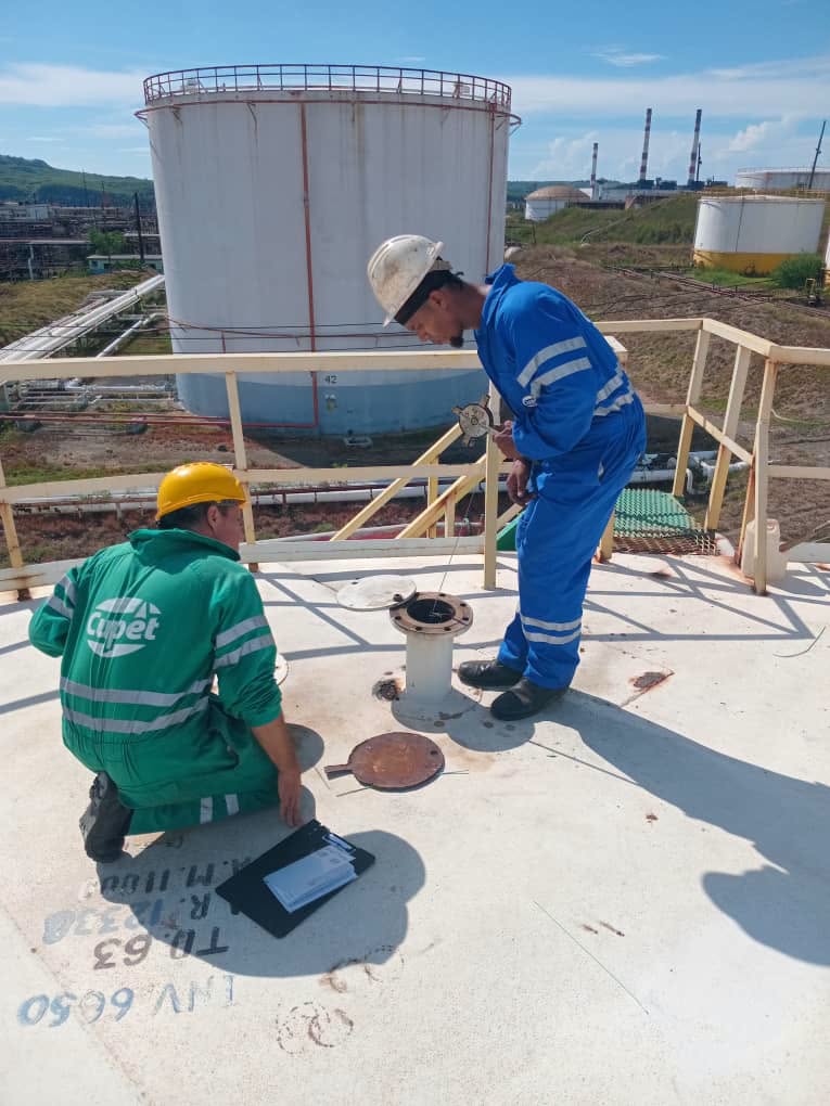 Cubapetroleo1's tweet photo. En la #RefineríaHermanosDíaz inició la inspección de productos y reservas a cargo del Grupo de Supervisión y Control de #CUPET.

Esta acción fortalece el control interno, la transparencia y la gestión eficiente de los recursos, reafirmando nuestro compromiso con la disciplina . https://t.co/HC2vaw9TH2
