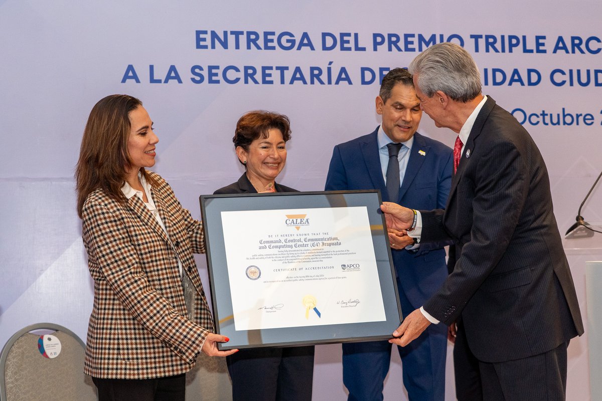 CaleaMexico's tweet photo. La Secretaría de Seguridad Ciudadana Mpal. de Irapuato @segpublicaira recibe el Premio Triple Arco de @CALEA_org  con la Alcaldesa @LorenaAlfaroG y la Secretaria @CruzGConsuelo Participaron el Comisionado @hlsantillana  y los Delegados @comisarioloya y @Manuel_AlonsoG #Irapuato https://t.co/5NHVYPfkqh