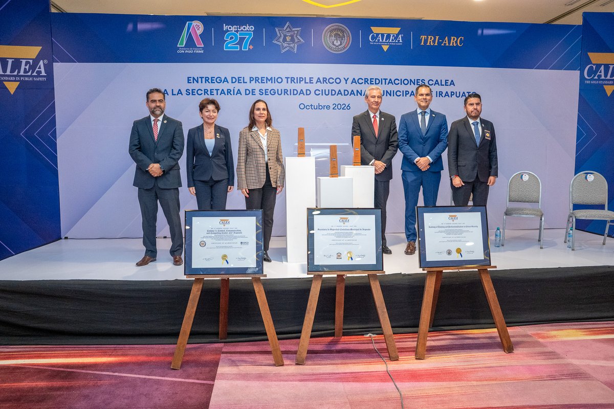 CaleaMexico's tweet photo. La Secretaría de Seguridad Ciudadana Mpal. de Irapuato @segpublicaira recibe el Premio Triple Arco de @CALEA_org  con la Alcaldesa @LorenaAlfaroG y la Secretaria @CruzGConsuelo Participaron el Comisionado @hlsantillana  y los Delegados @comisarioloya y @Manuel_AlonsoG #Irapuato https://t.co/5NHVYPfkqh