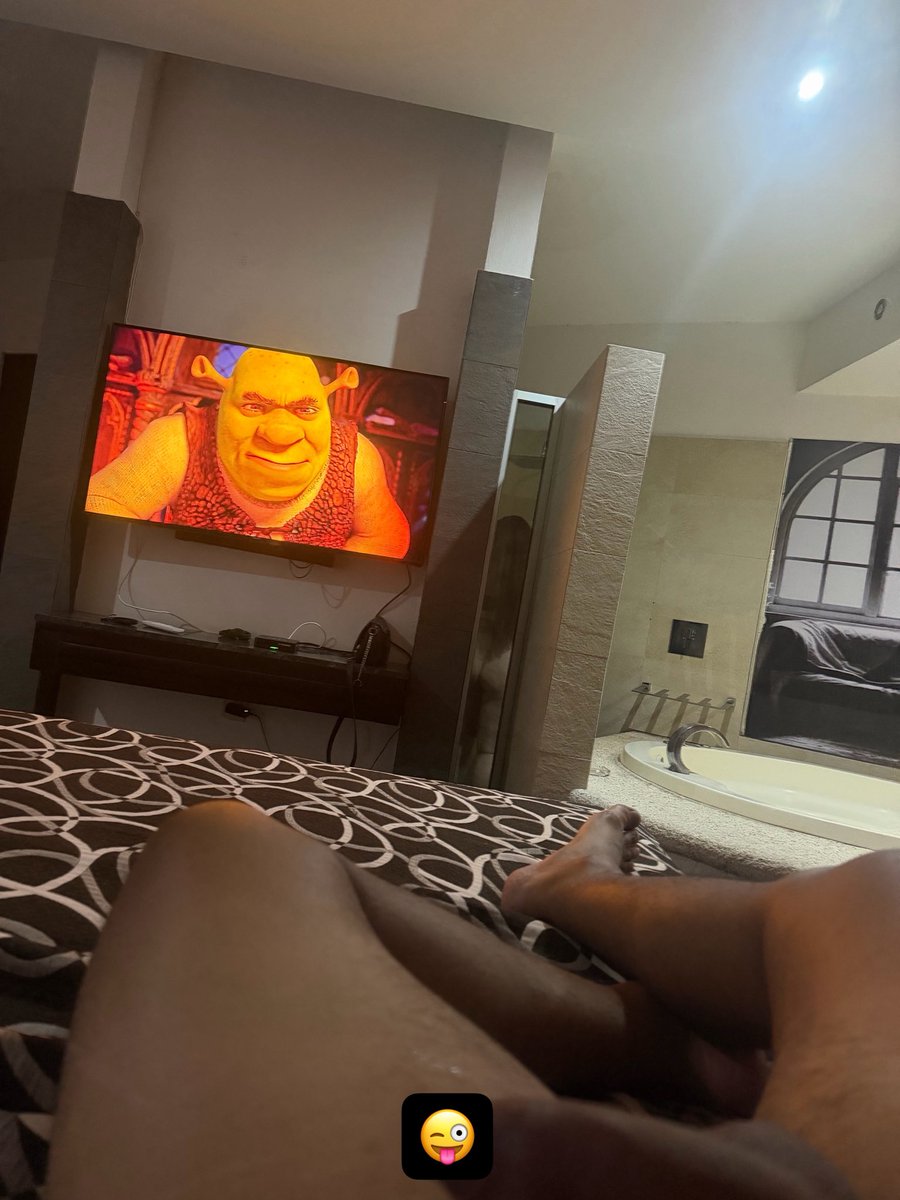 BBull075's tweet photo. Viendo Shrek mientras termina de bañarse 🥴🥴 JAJAJ https://t.co/jyPeSWovak