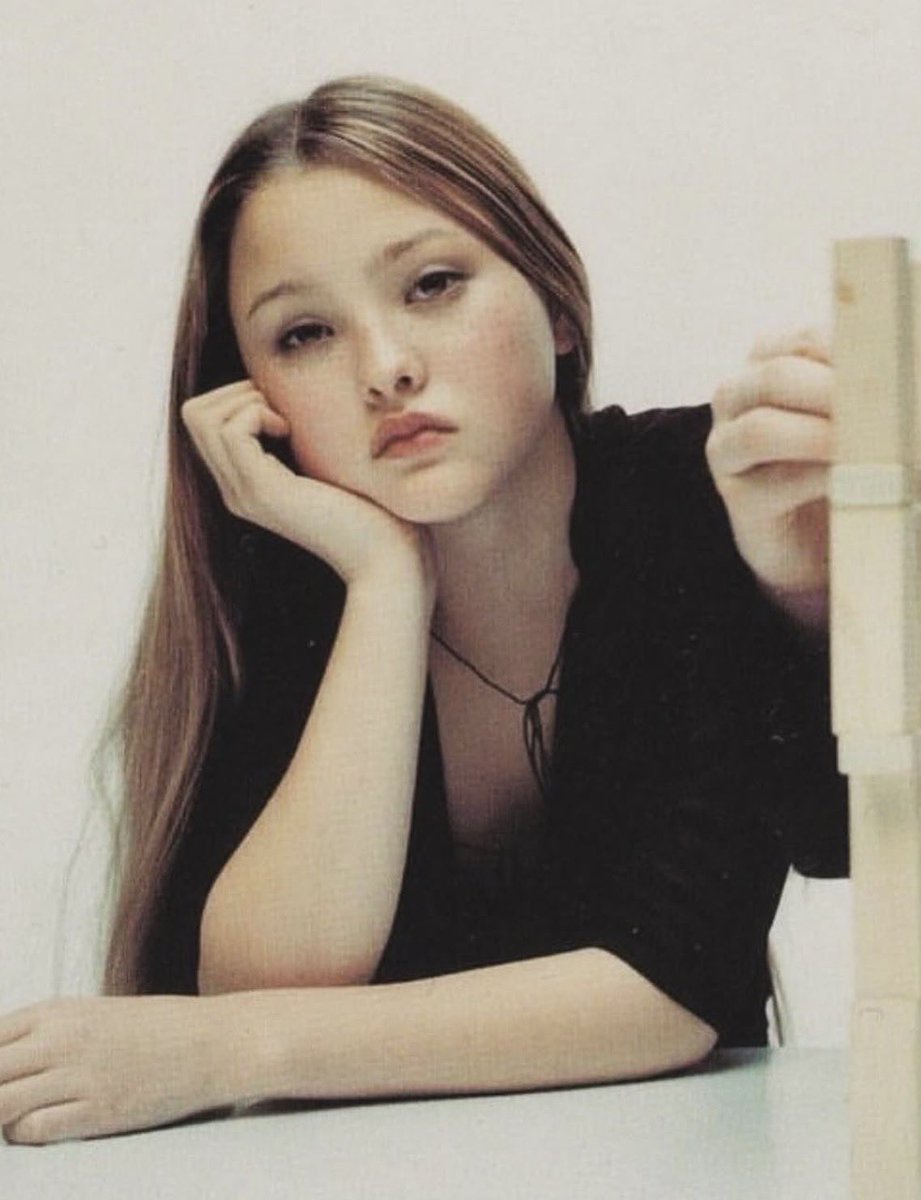 corlitholic's tweet photo. "Wonhee isn't mature enough for Chanel"
Mind you Chanel loves baby faces! this is how their iconic ambassadors / muses looked when they started, they all evolved into mature versions of themselves as they aged, Wonhee fits well into Chanels image. https://t.co/ZSHwZ1XS6n