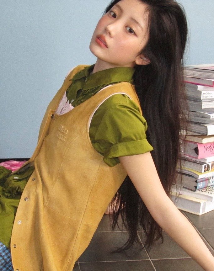 corlitholic's tweet photo. "Wonhee isn't mature enough for Chanel"
Mind you Chanel loves baby faces! this is how their iconic ambassadors / muses looked when they started, they all evolved into mature versions of themselves as they aged, Wonhee fits well into Chanels image. https://t.co/ZSHwZ1XS6n