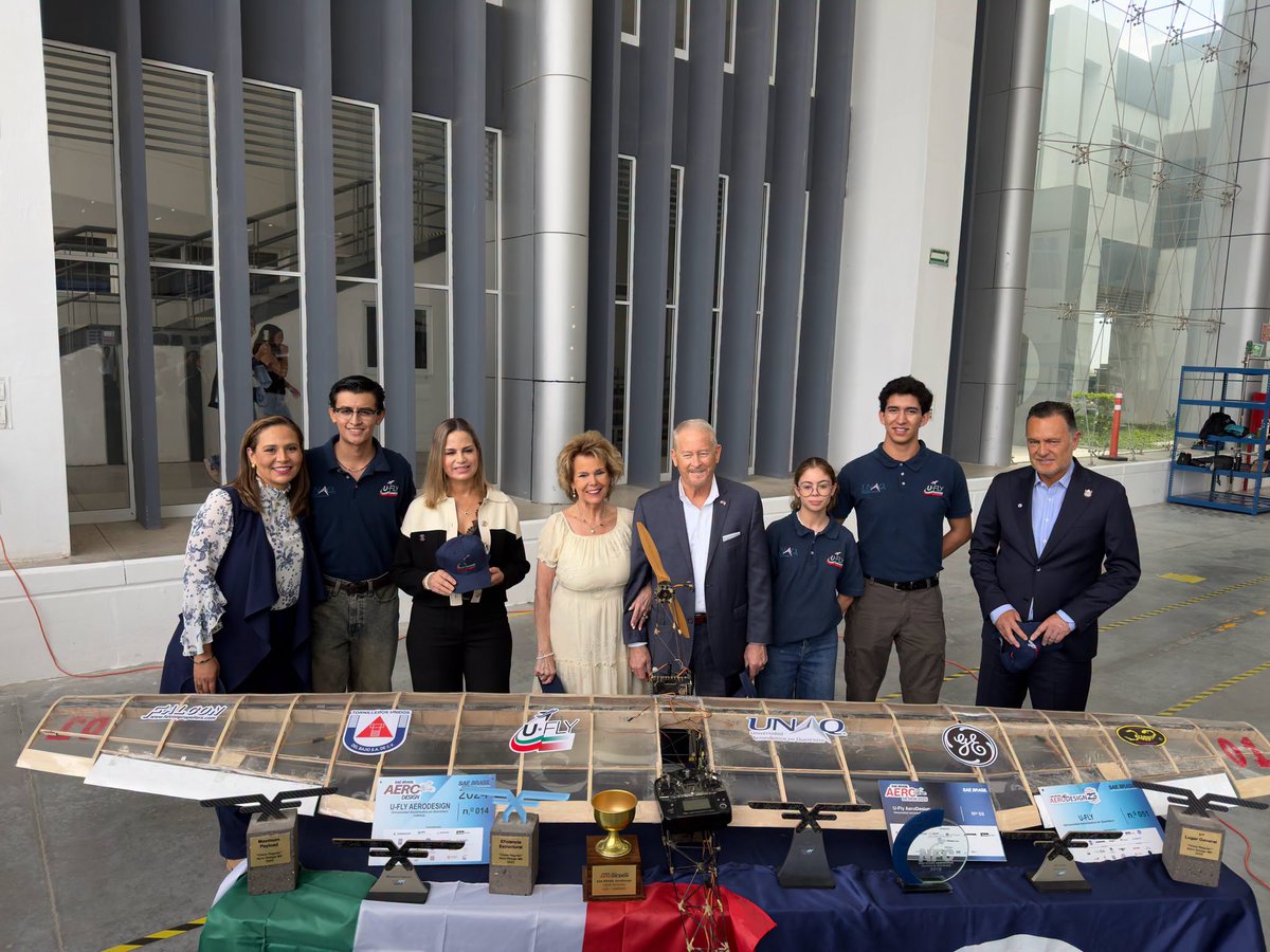 conoce_max's tweet photo. @UNAQmx fue sede del abanderamiento de estudiantes que participarán en los programas “Academia Espacial” y “Contigo Beca Embajadores Bicentenario 2026”, encabezado por el gobernador Mauricio Kuri González #conocemax
https://t.co/dnbpCmPD7Q https://t.co/wcRC8u7HoH