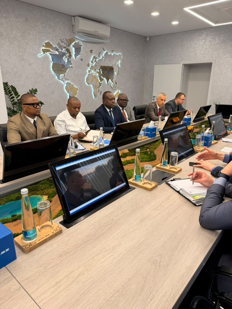 bamueyiaime's tweet photo. 🇨🇩🇧🇾 @transcordc poursuit sa mission en Biélorussie. Conduite par son Directeur général, @CKilubu, la délégation poursuit ses échanges techniques et ses visites de sites spécialisés consacrés à la mobilité électrique, aux nouvelles technologies de transport et 1/2. https://t.co/tE7jcApG2u