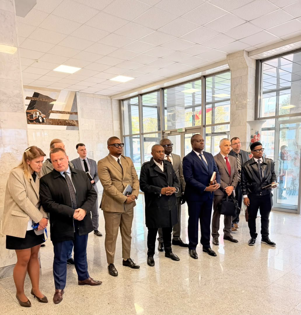 bamueyiaime's tweet photo. 🇨🇩🇧🇾 @transcordc poursuit sa mission en Biélorussie. Conduite par son Directeur général, @CKilubu, la délégation poursuit ses échanges techniques et ses visites de sites spécialisés consacrés à la mobilité électrique, aux nouvelles technologies de transport et 1/2. https://t.co/tE7jcApG2u