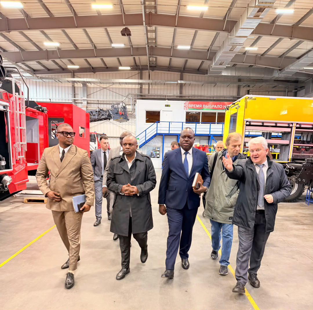 bamueyiaime's tweet photo. 🇨🇩🇧🇾 @transcordc poursuit sa mission en Biélorussie. Conduite par son Directeur général, @CKilubu, la délégation poursuit ses échanges techniques et ses visites de sites spécialisés consacrés à la mobilité électrique, aux nouvelles technologies de transport et 1/2. https://t.co/tE7jcApG2u