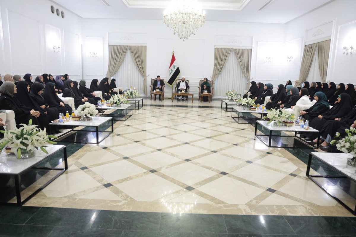 khazalimedia's tweet photo. استقبل سماحة الشيخ الأمين قيس الخزعلي اليوم في مكتبه ببغداد، كوادر المكتب النسوي لحركة الصادقون في لقاء بحث دور المرأة وسبل تعزيز مشاركتها الفاعلة في بناء الدولة وأكد سماحته أهمية تمكين المرأة ومنحها المساحة للمشاركة في القرار والاستفادة من طاقاتها وخبراتها في المفاصل 
التنفيذية https://t.co/tHC7ad7Ssq