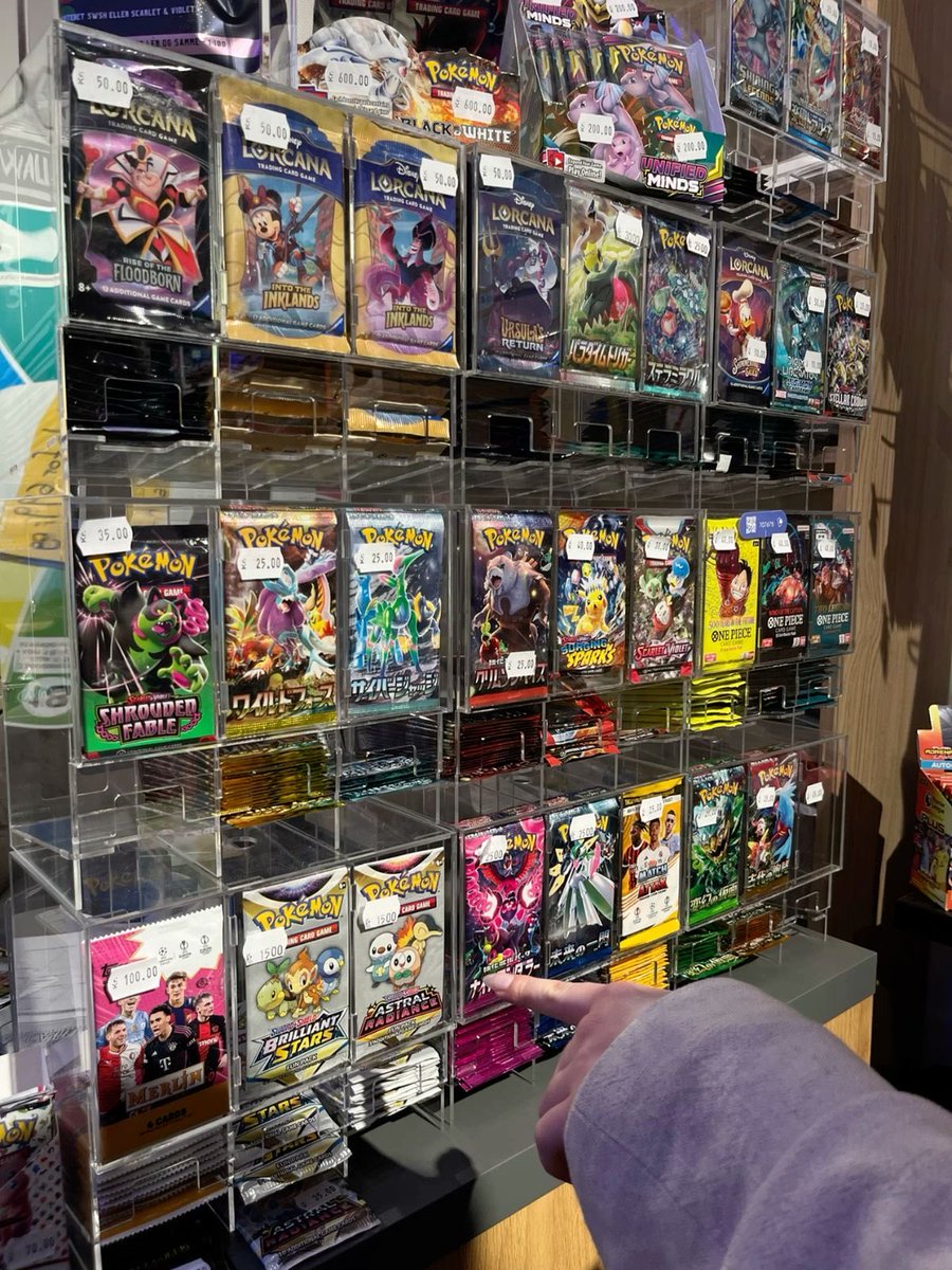 poke_loot1's tweet photo. Random giveaway 🔥🔥🔥

I'm picking 10 random person to receive some
Pokémon cards from this stack

No complicated rules ,Follow &amp; Like Comment your favorite Pokémon
Repost

Winner picked completely at random. Good luck 🍀 

Who's taking these home? https://t.co/AW1BsRyXFo