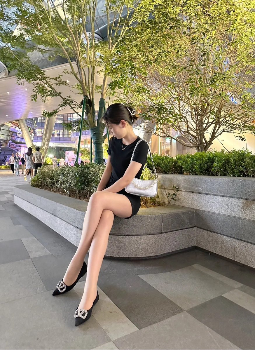 itsjcmerlo1's tweet photo. 这是我的学校同事，大家叫朵朵老师吧，从哪里说起呢，相识也有三四年了吧，从第一眼看见她就觉得十分的精致，当时我在想这该不会是夜场美女来的吧，哈哈。后面从和她谈话中知道她结婚很早，家庭教育封建，在她结婚以前都穿着很朴素，后来在他老公的开导下才逐渐放开自己....... https://t.co/k5Drj22gtj