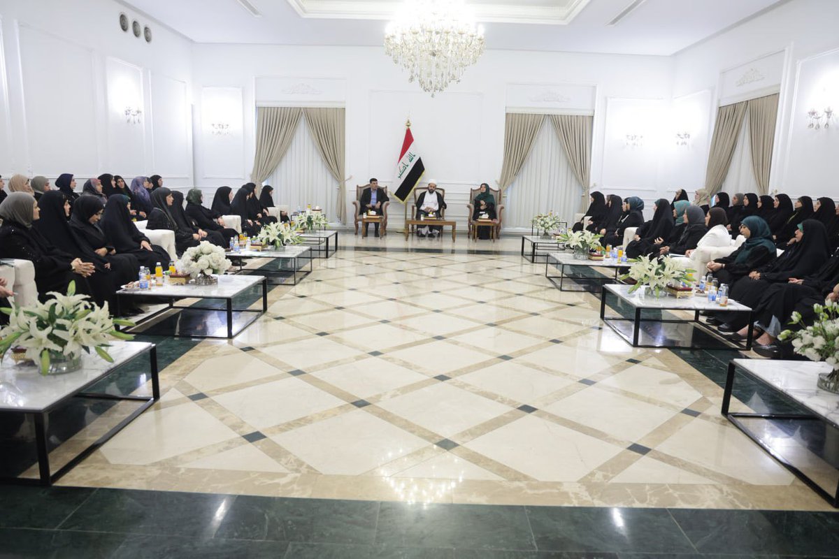 surur_alsamawi's tweet photo. استقبل سماحة #الشيخ_الأمين قيس الخزعلي اليوم في مكتبه ببغداد، كوادر المكتب النسوي لحركة الصادقون، في لقاء بحث دور المرأة وسبل تعزيز مشاركتها الفاعلة في بناء الدولة.

وأكد سماحته أهمية تمكين المرأة ومنحها المساحة للمشاركة في صناعة القرار، والاستفادة من طاقاتها وخبراتها في المفاصل التنفيذية.

#العراق_بصورة_أوضح