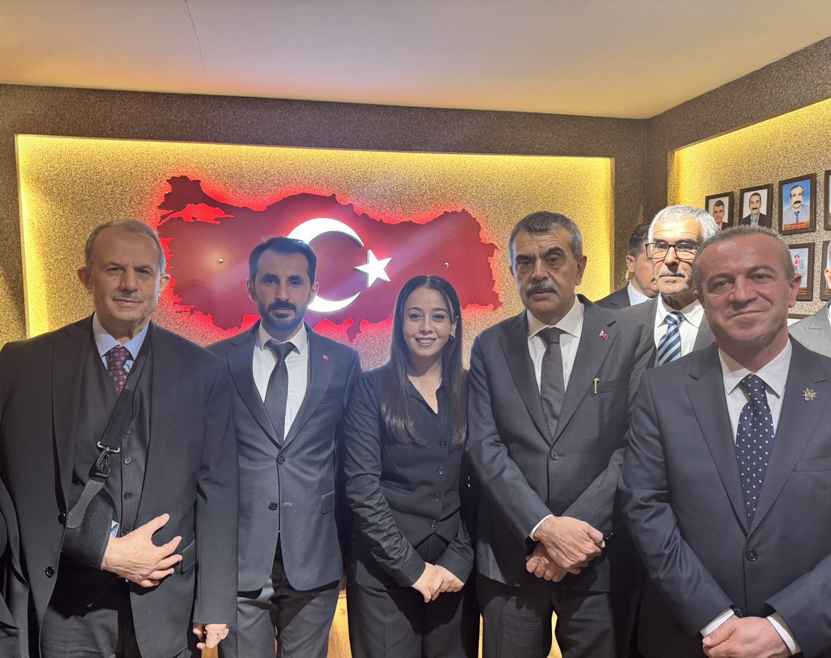 KayaZeydin's tweet photo. 📍 Yüksekova

Millî Eğitim Bakanımız Sayın Prof. Dr. @Yusuf__Tekin, Valimiz Sayın İbrahim Taşyapan, protokol üyelerimiz, ilçe başkanımız @BurhanYASAR30 ve kıymetli teşkilatımızla birlikte; Yüksekova Şehit Aileleri ve Gaziler Dayanışma Derneğimizi ziyaret ederek şehit ailelerimiz ve gazilerimizle bir araya geldik.

Dernek başkanımız Sayın @samikeskin30 dernek faaliyetleri hakkında bilgi verdi. 

Aziz şehitlerimizin kıymetli emanetleri ve kahraman gazilerimiz, milletimizin baş tacıdır.

Cumhurbaşkanımız ve Genel Başkanımız Sayın Recep Tayyip Erdoğan’ın liderliğinde; şehitlerimizin emanetine, gazilerimizin duasına sahip çıkmaya kararlılıkla devam edeceğiz.

Rabbim şehitlerimize rahmet, gazilerimize sağlık ve afiyet versin.

@RTErdogan
@Akparti
@abuyukgumus
@MustafaAlkayis
@byildiz63