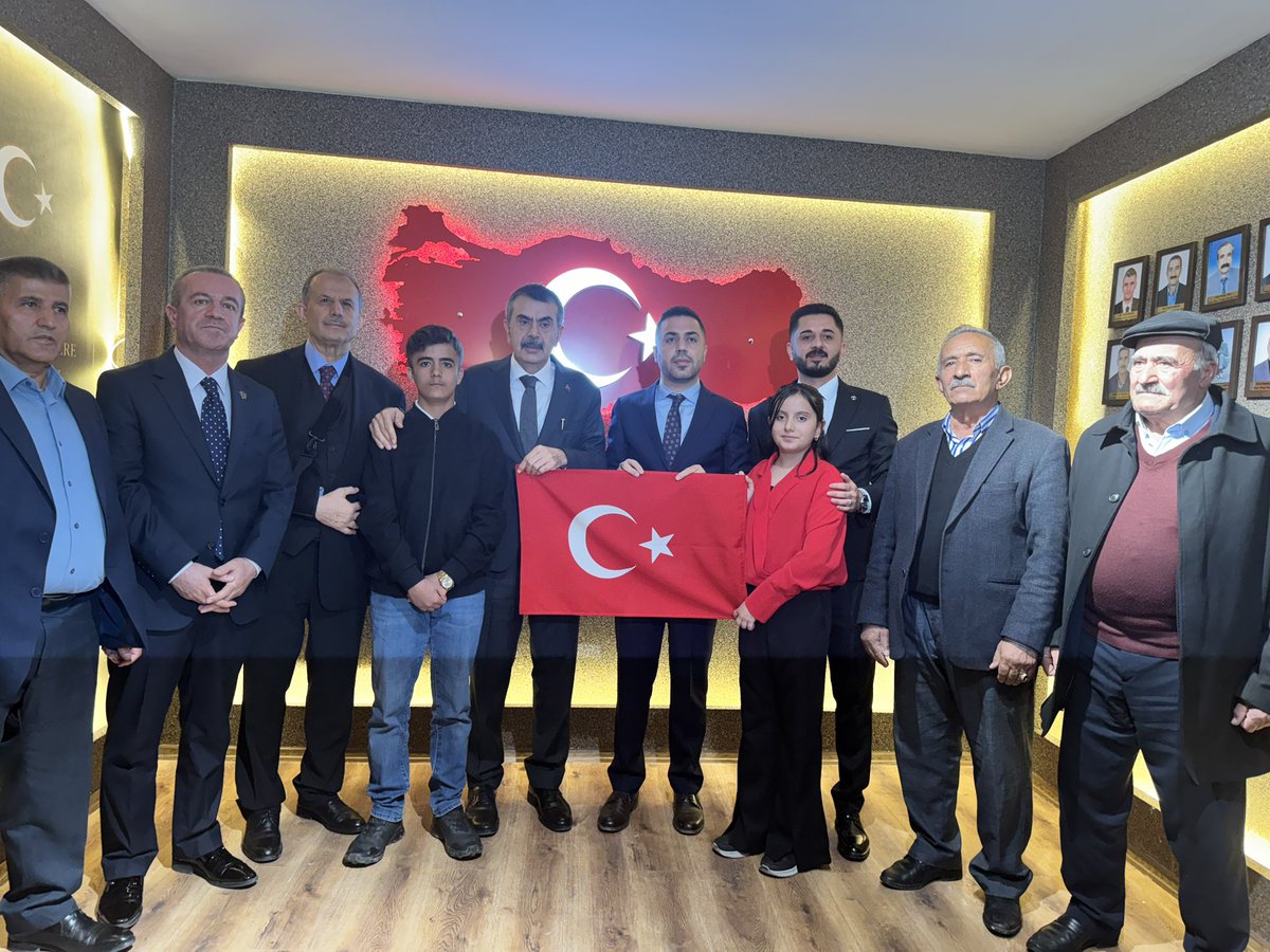 KayaZeydin's tweet photo. 📍 Yüksekova

Millî Eğitim Bakanımız Sayın Prof. Dr. @Yusuf__Tekin, Valimiz Sayın İbrahim Taşyapan, protokol üyelerimiz, ilçe başkanımız @BurhanYASAR30 ve kıymetli teşkilatımızla birlikte; Yüksekova Şehit Aileleri ve Gaziler Dayanışma Derneğimizi ziyaret ederek şehit ailelerimiz ve gazilerimizle bir araya geldik.

Dernek başkanımız Sayın @samikeskin30 dernek faaliyetleri hakkında bilgi verdi. 

Aziz şehitlerimizin kıymetli emanetleri ve kahraman gazilerimiz, milletimizin baş tacıdır.

Cumhurbaşkanımız ve Genel Başkanımız Sayın Recep Tayyip Erdoğan’ın liderliğinde; şehitlerimizin emanetine, gazilerimizin duasına sahip çıkmaya kararlılıkla devam edeceğiz.

Rabbim şehitlerimize rahmet, gazilerimize sağlık ve afiyet versin.

@RTErdogan
@Akparti
@abuyukgumus
@MustafaAlkayis
@byildiz63