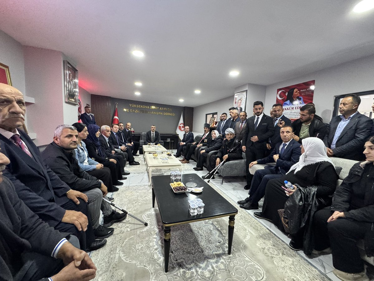KayaZeydin's tweet photo. 📍 Yüksekova

Millî Eğitim Bakanımız Sayın Prof. Dr. @Yusuf__Tekin, Valimiz Sayın İbrahim Taşyapan, protokol üyelerimiz, ilçe başkanımız @BurhanYASAR30 ve kıymetli teşkilatımızla birlikte; Yüksekova Şehit Aileleri ve Gaziler Dayanışma Derneğimizi ziyaret ederek şehit ailelerimiz ve gazilerimizle bir araya geldik.

Dernek başkanımız Sayın @samikeskin30 dernek faaliyetleri hakkında bilgi verdi. 

Aziz şehitlerimizin kıymetli emanetleri ve kahraman gazilerimiz, milletimizin baş tacıdır.

Cumhurbaşkanımız ve Genel Başkanımız Sayın Recep Tayyip Erdoğan’ın liderliğinde; şehitlerimizin emanetine, gazilerimizin duasına sahip çıkmaya kararlılıkla devam edeceğiz.

Rabbim şehitlerimize rahmet, gazilerimize sağlık ve afiyet versin.

@RTErdogan
@Akparti
@abuyukgumus
@MustafaAlkayis
@byildiz63