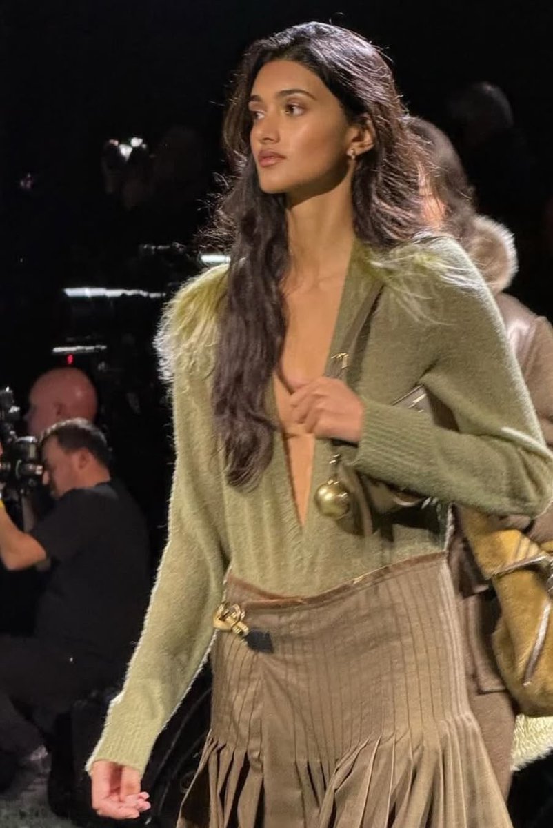 kazsinejj's tweet photo. Neelam Gill for Burberry Fall 2024 https://t.co/f6sUG9g9D0
