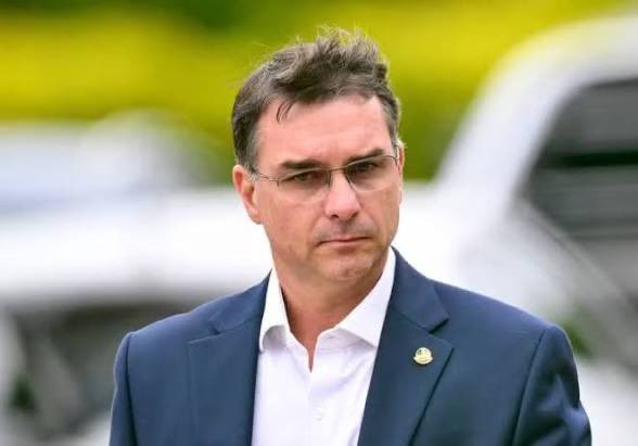 Haaaysb's tweet photo. 🚨URGENTE: DISCUSSÕES ENTRE FLÁVIO BOLSONARO E AUGUSTO CURY AVANÇAM E EXISTE POSSIBILIDADE DE O ESCRITOR APOIAR A MUDANÇA NO BRASIL. https://t.co/D3mdGLjDtQ