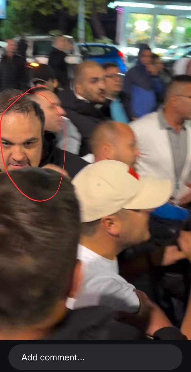 FrediMerkjuri91's tweet photo. Ajde da vidimo ko je ovaj batinaš sa teleskopskom palicom koji nasrće na građane na Konjarniku.
UČINIMO GA POZNATIM!
Molim za RT kako bi što više ljudi videlo i prepoznalo barabu. https://t.co/6bTTDwuYyk