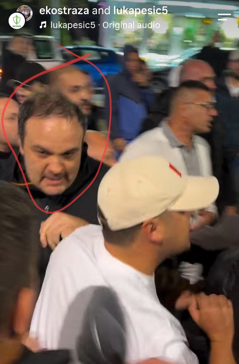 FrediMerkjuri91's tweet photo. Ajde da vidimo ko je ovaj batinaš sa teleskopskom palicom koji nasrće na građane na Konjarniku.
UČINIMO GA POZNATIM!
Molim za RT kako bi što više ljudi videlo i prepoznalo barabu. https://t.co/6bTTDwuYyk