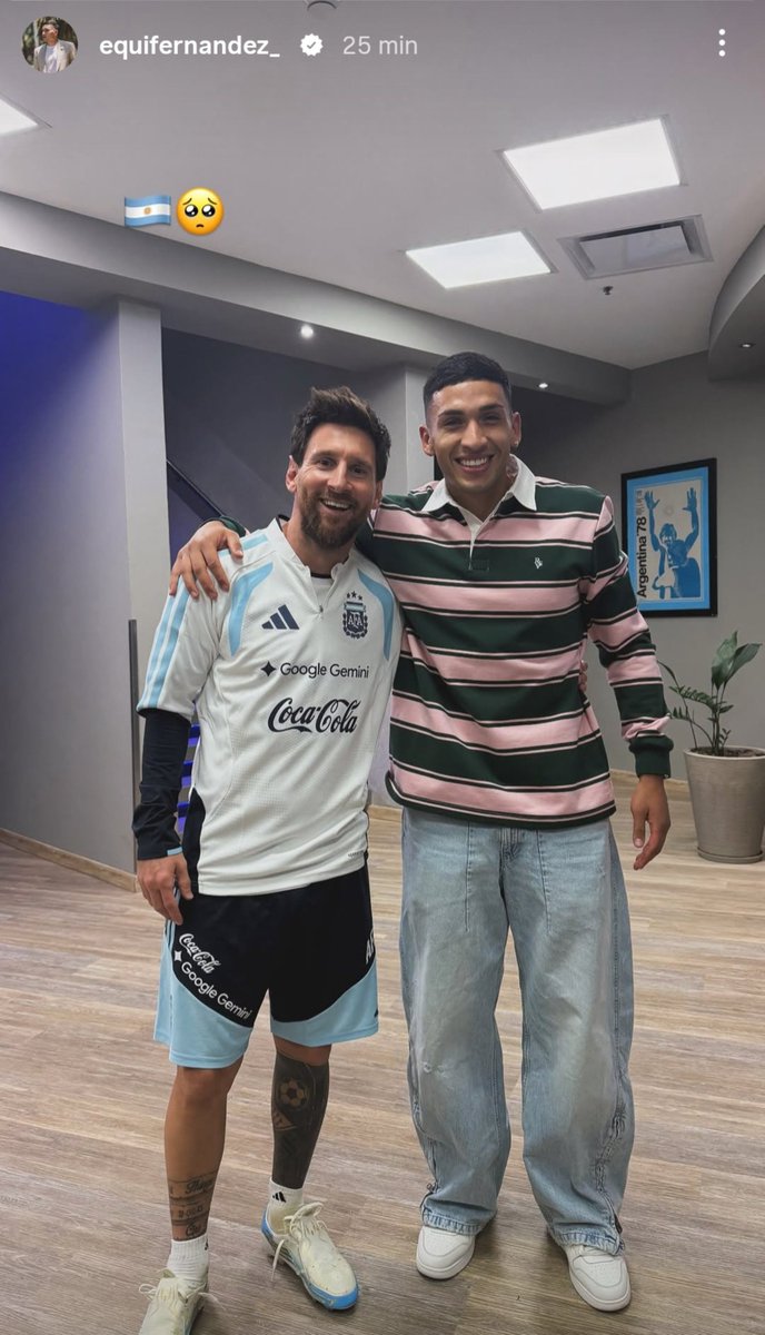 OoCBoca's tweet photo. El mejor jugador de la historia y al lado nuestro capitán Lionel Messi. https://t.co/NTEoID6Dyc