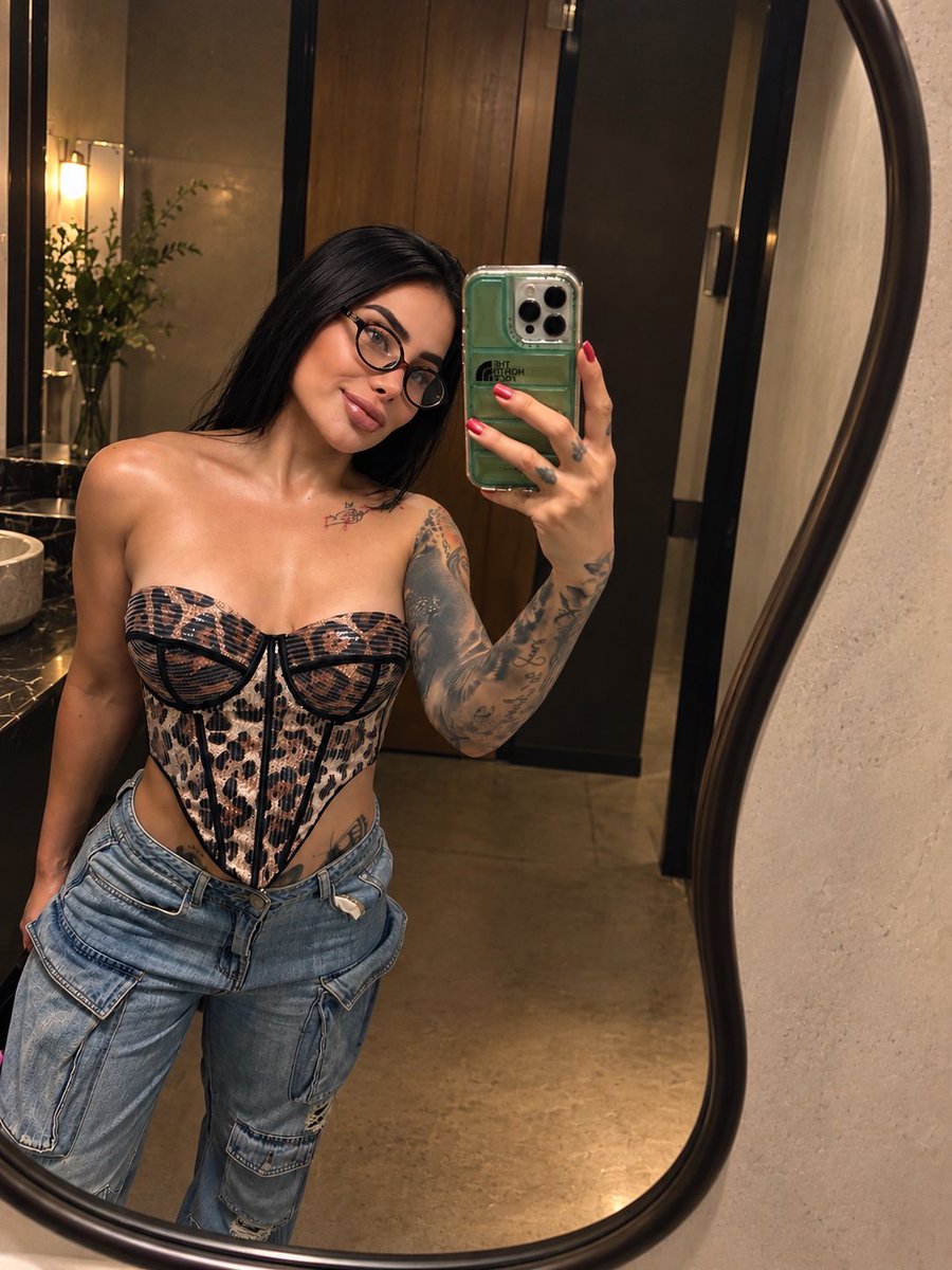 CosmoQro7's tweet photo. Banda también se me había pasado platicar de @Gyanvasil , tenía mucho tiempo que quería conocerla y por fin se me hizo, (ya tiene un oar de semanas) la verdad es una chava hermosa y su actitud increíble, desde el primer momento supe que me la pasaría muy bien con ella y la verdad me fue súper bien, es caliente y se deja llevar, tanto que se me olvidó pedirle las fotos para la recomendación, huele delicioso y ver esa carita mientras estas en el acto es lo mejor, en lo personal no puedo esperar a ver a esta hermosura de nuevo. 10/10