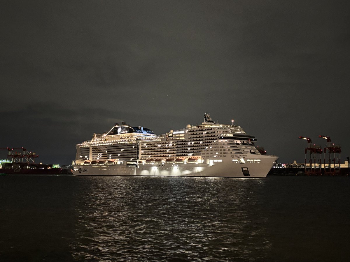 Cruise_Terminal's tweet photo. おはようございます☀
ただいま東京国際クルーズターミナルにMSC BELLISSIMAが入港しました🛳️
何度見ても、船体の大きさには驚きます👀❣️
本船は数ヶ月ぶりの入港となります！
大迫力ですので是非ターミナルへお越しください👋

#東京国際クルーズターミナル
#MSC_BELLISSIMA https://t.co/GSBMriZrfz