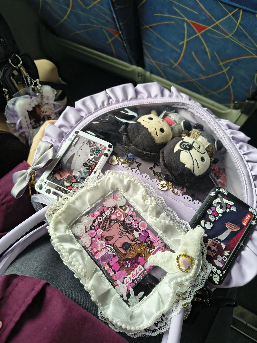 wolfof_mibu's tweet photo. @Jisooxk1 Nslsksmala PERDON la cartera la compré en Harajuku en una tienda de la marca Axes Femme!!!
Y los peluchitos que están adentro son Majima y Kiryu del Yakuza lmao https://t.co/ElFr9qh7ym