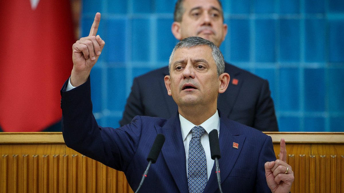 ToplumsalMht234's tweet photo. Özgür Özel:

“Hadi Erdoğan, yarın o namerd ile kamera karşısına geçmeni ve tarihe yeni bir utanç fotoğrafı bırakmanı bekliyorum.”

“İzmir’e “gavur” diyenlerin, İzmir marşına merakı manidar”

“İzmir’i sandıkta hiç kazanamadın, hiç kazanamayacaksın.” https://t.co/QlESo97Hyj