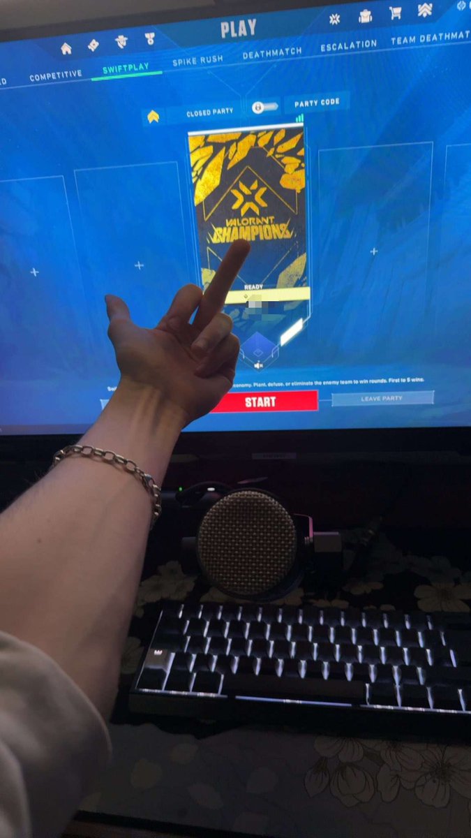 EmoBoyyyyy's tweet photo. I hate this game https://t.co/wN2hvqxlZn