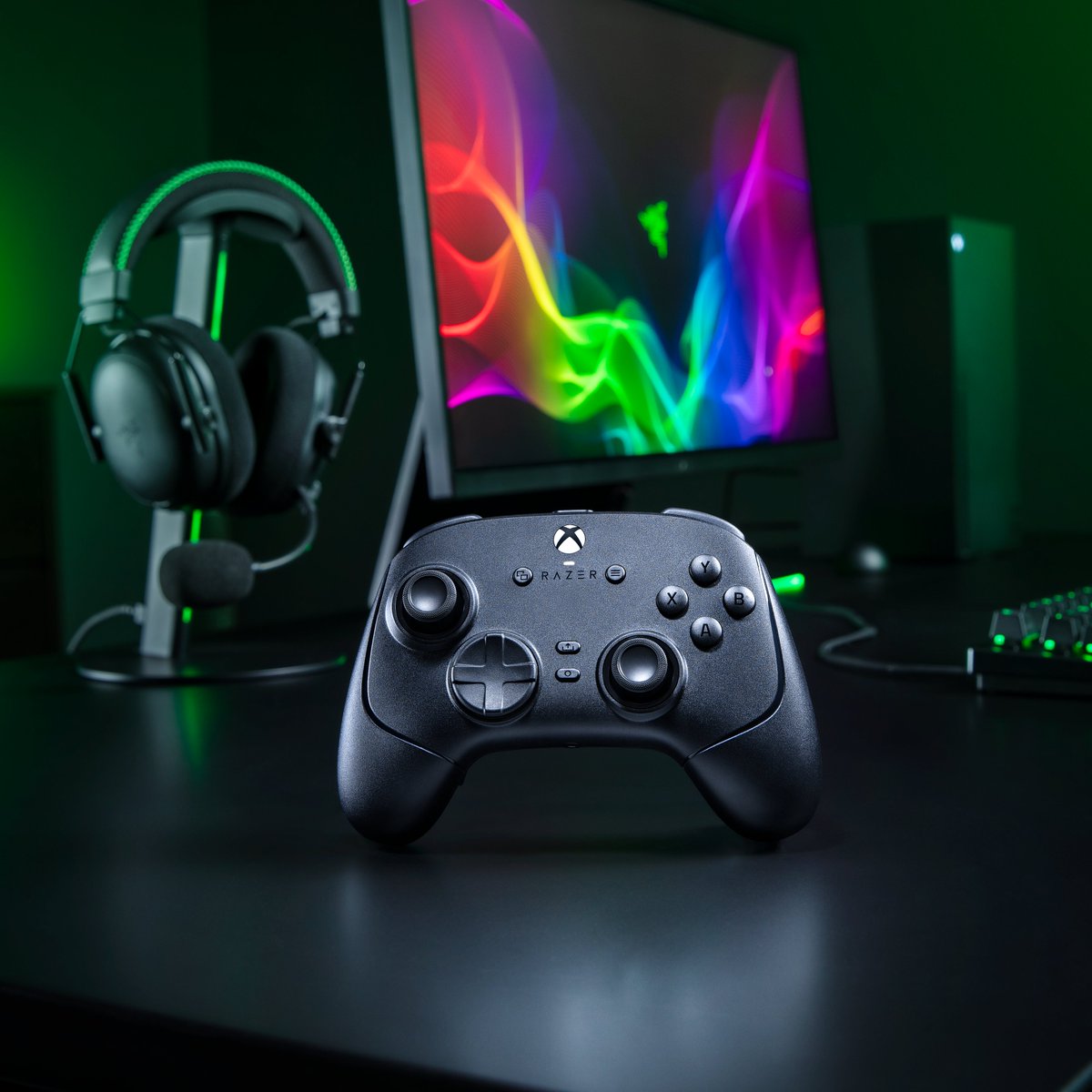 ShopifyRebels's tweet photo. The best controller just got better 🔥 

Endlessly customizable with magnetically-removable back buttons, true 8KHz polling rate for seemless contact, and all new capacitive thumbsticks. Meet the smoothest, most responsive controller in the game, the @Razer Wolverine V4 Pro. 

#ArmTheRebels #ForThePro
