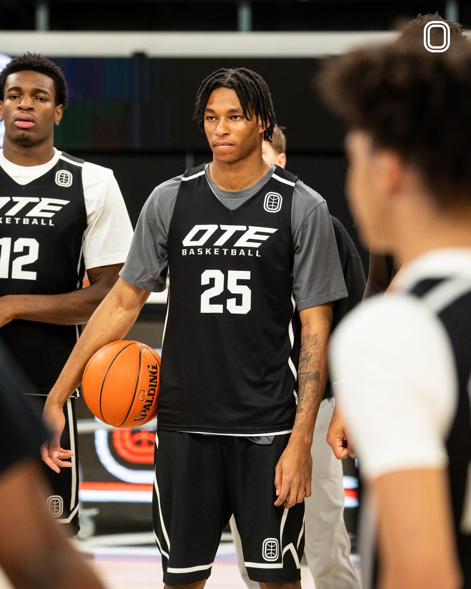 rodgerbohn's tweet photo. 6'7 '27 Jalen White of #OTE City Reapers / @Arizona_Unity showed NBA scouts potential as 3&D wing at @OvertimeElite Pro Day. Vegas product has length to defend multiple spots,possesses a great frame,&keeps improving as 3PT shooter.
More on @Ballislife
https://t.co/mVRrVrIUFU https://t.co/WRjuKnctH4
