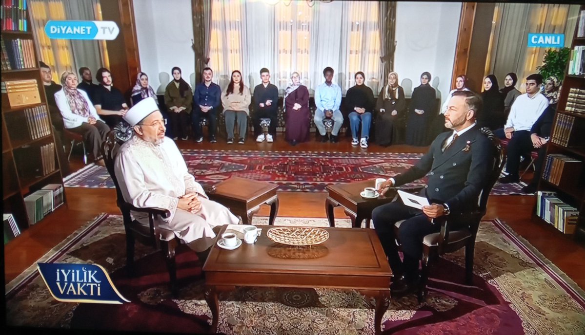 FatihErsahin_'s tweet photo. Diyanet İşleri Başkanı Safi Arpaguş Diyanet Tv’de “İyilik Vakti” programına katılmış.

Oturma düzeni dikkatinizi çektimi?

Sorsanız Adnan Oktar cezaevinde!

Neyi ispatlamaya çalışıyorsunuz? @diyanetbasin @DiyanetTV @DIBSafiArpagus https://t.co/6AVsZW4mVQ
