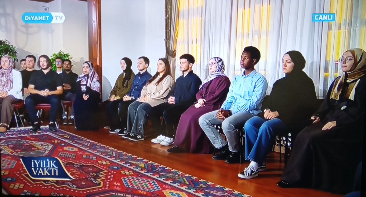FatihErsahin_'s tweet photo. Diyanet İşleri Başkanı Safi Arpaguş Diyanet Tv’de “İyilik Vakti” programına katılmış.

Oturma düzeni dikkatinizi çektimi?

Sorsanız Adnan Oktar cezaevinde!

Neyi ispatlamaya çalışıyorsunuz? @diyanetbasin @DiyanetTV @DIBSafiArpagus https://t.co/6AVsZW4mVQ