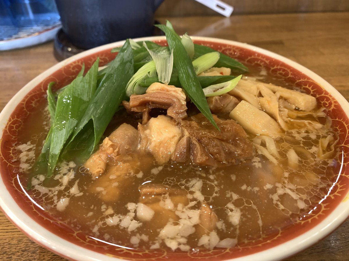 tamaetsubi's tweet photo. 青梅 㐂九家本店さんの限定 THE中華そば+煮玉子 専用ライス
成増の川越街道沿いにある銘店を彷彿とさせる極上スープに中太麺が凄旨😋
タップリ載った柔らか角煮や仕事された穂先メンマ、九条ねぎ等絶品TPをお菜に掻き込む高菜ご飯も最高！で腹パン大満足❤️
ご馳走様でした‼︎ https://t.co/JysFS53Vb2