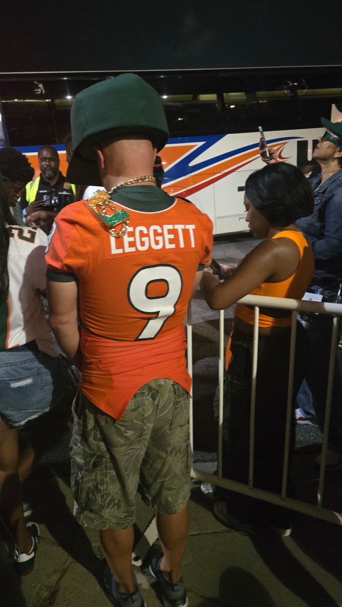 dagreatest33's tweet photo. I like seeing older jerseys of former players at games. A Leggett jersey spotted in the wild https://t.co/OJHrRUQEqo