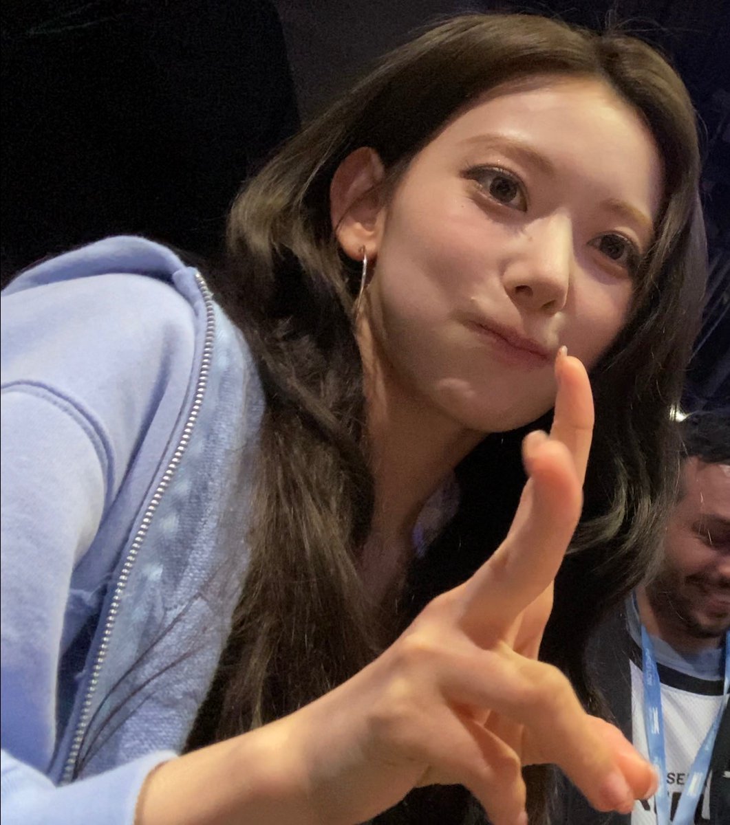 earlyunjin's tweet photo. #SAKURA SEND-OFF SELFIE THAT I TOOK WITH HER 🤩📸

#LE_SSERAFIM #르세라핌
#PUREFLOW
#PUREFLOW_IN_US #PUREFLOW_IN_DC https://t.co/BPkz1wv0yC