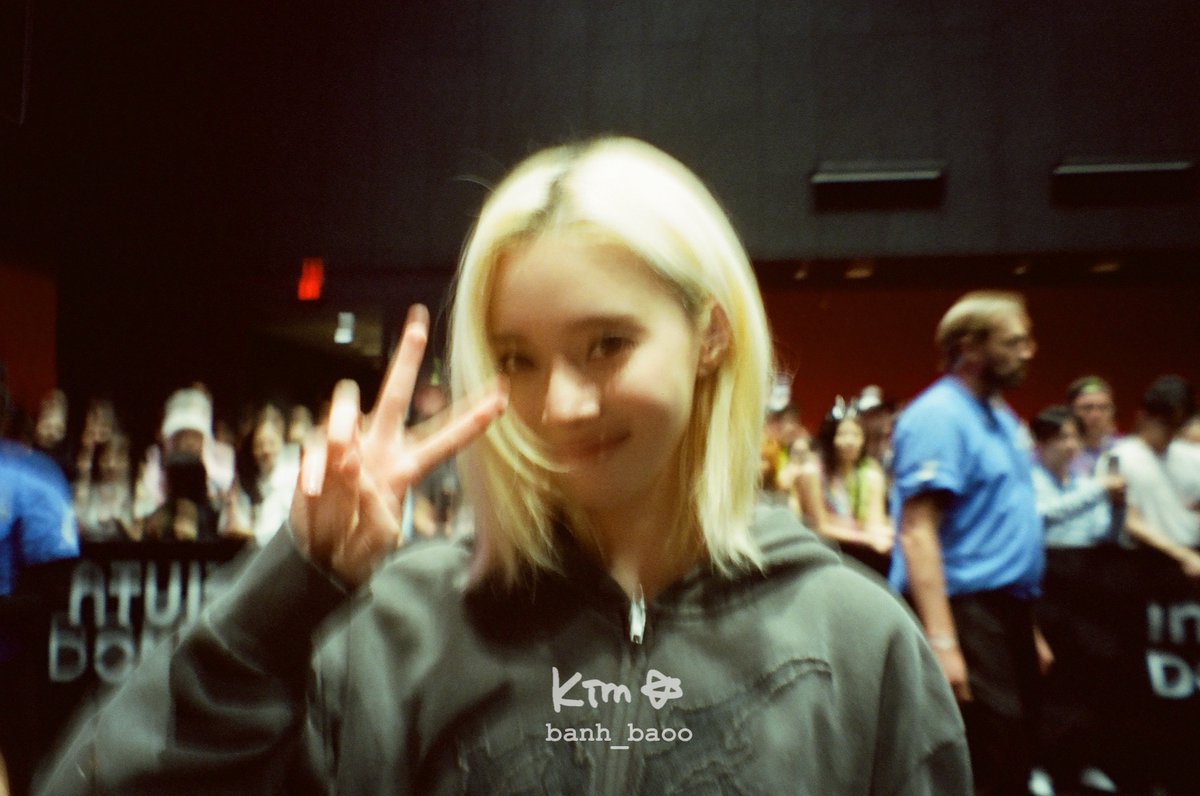 banh_baoo's tweet photo. I got the aespa girls to pose for my film camera during send off and I love how they all chose to throw peace signs 😆 https://t.co/JFSxXlnCyr