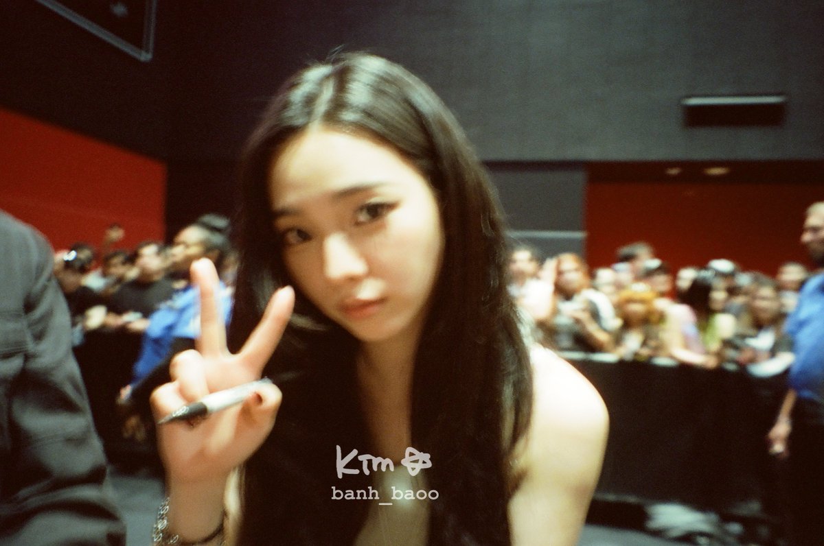 banh_baoo's tweet photo. I got the aespa girls to pose for my film camera during send off and I love how they all chose to throw peace signs 😆 https://t.co/JFSxXlnCyr