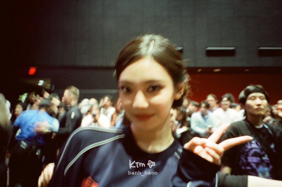 banh_baoo's tweet photo. I got the aespa girls to pose for my film camera during send off and I love how they all chose to throw peace signs 😆 https://t.co/JFSxXlnCyr