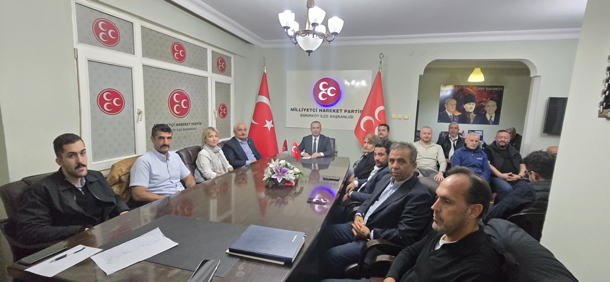bakirkoymhp's tweet photo. İlçe Başkanımız Sn. Turgut iNAN başkanlığında haftalık olağan Yönetim Kurulu toplantımızı gerçekleştirdik.

Toplantıda; teşkilat çalışmalarımız, saha faaliyetlerimiz, esnaf ve dernek ziyaretlerimiz, kadınlara yönelik çalışmalarımız, seçim hazırlıklarımız ve sosyal medya faaliyetlerimiz değerlendirildi.

🇹🇷 Kardeşlik Kalbimizde, Gelecek Aklımızda.