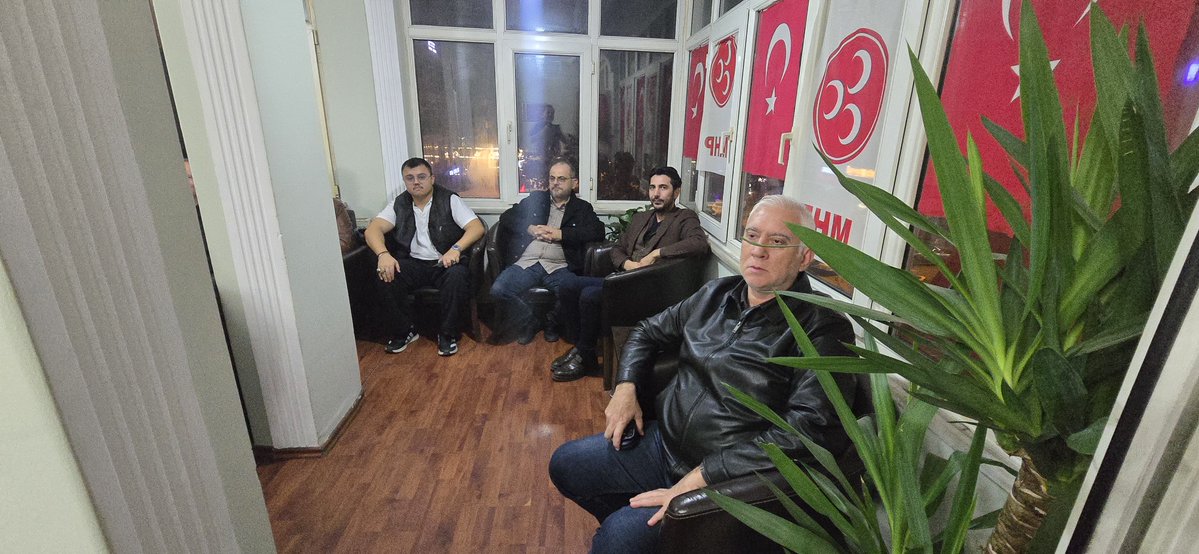 bakirkoymhp's tweet photo. İlçe Başkanımız Sn. Turgut iNAN başkanlığında haftalık olağan Yönetim Kurulu toplantımızı gerçekleştirdik.

Toplantıda; teşkilat çalışmalarımız, saha faaliyetlerimiz, esnaf ve dernek ziyaretlerimiz, kadınlara yönelik çalışmalarımız, seçim hazırlıklarımız ve sosyal medya faaliyetlerimiz değerlendirildi.

🇹🇷 Kardeşlik Kalbimizde, Gelecek Aklımızda.