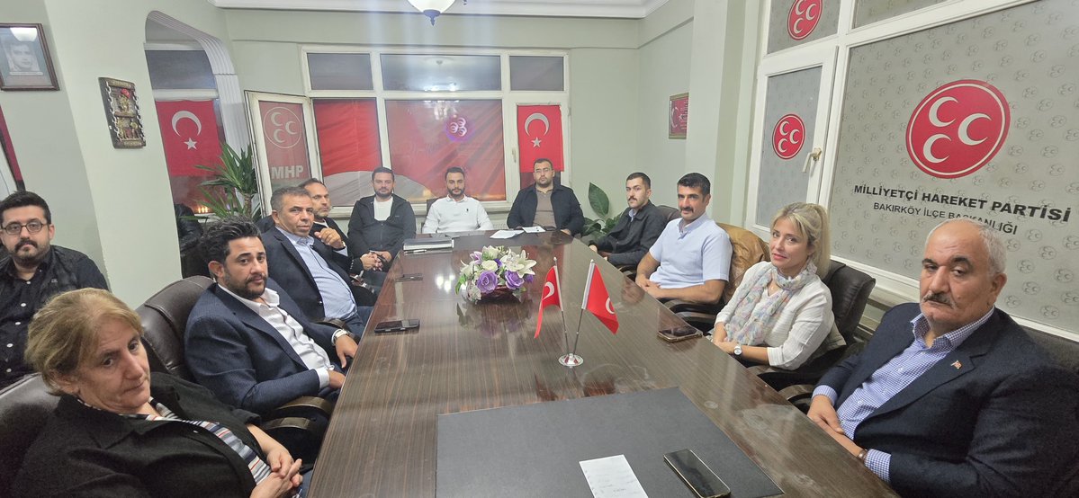 bakirkoymhp's tweet photo. İlçe Başkanımız Sn. Turgut iNAN başkanlığında haftalık olağan Yönetim Kurulu toplantımızı gerçekleştirdik.

Toplantıda; teşkilat çalışmalarımız, saha faaliyetlerimiz, esnaf ve dernek ziyaretlerimiz, kadınlara yönelik çalışmalarımız, seçim hazırlıklarımız ve sosyal medya faaliyetlerimiz değerlendirildi.

🇹🇷 Kardeşlik Kalbimizde, Gelecek Aklımızda.