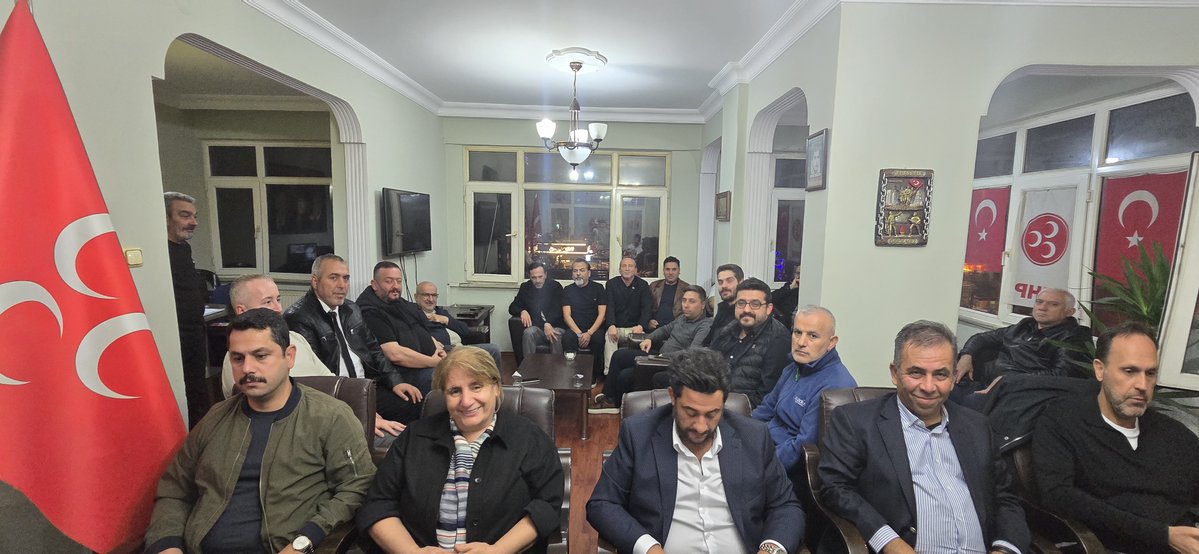 bakirkoymhp's tweet photo. İlçe Başkanımız Sn. Turgut iNAN başkanlığında haftalık olağan Yönetim Kurulu toplantımızı gerçekleştirdik.

Toplantıda; teşkilat çalışmalarımız, saha faaliyetlerimiz, esnaf ve dernek ziyaretlerimiz, kadınlara yönelik çalışmalarımız, seçim hazırlıklarımız ve sosyal medya faaliyetlerimiz değerlendirildi.

🇹🇷 Kardeşlik Kalbimizde, Gelecek Aklımızda.