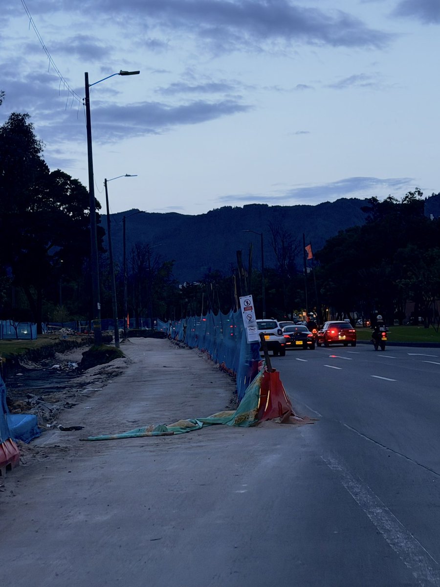 Comunicadorafav's tweet photo. Movilidad🚘

Las obras de infraestructura transforman las vías de Bogotá, pero mientras avanzan también cambian la manera en que miles de personas se movilizan diariamente.

Entre cerramientos, desvíos y reducción de carriles, el tránsito empieza a sentir el impacto.

📍Bogotá. https://t.co/7VBzZ5TApU