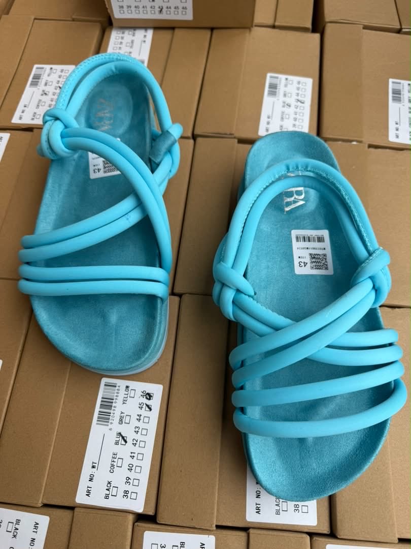 kisilu_r's tweet photo. Sandales à 34$ pointure disponible 37-45 uniquement 
🇨🇩🇨🇩 +243893202023
Nous livrons 📦🚚🛩️✈️:
#Boma
#Muanda
#Matadi
#Mbijimayi
#Kolwezi
#Likasi
#Lubumbashie 
#Kinshasa https://t.co/i0vvkJ7Kur