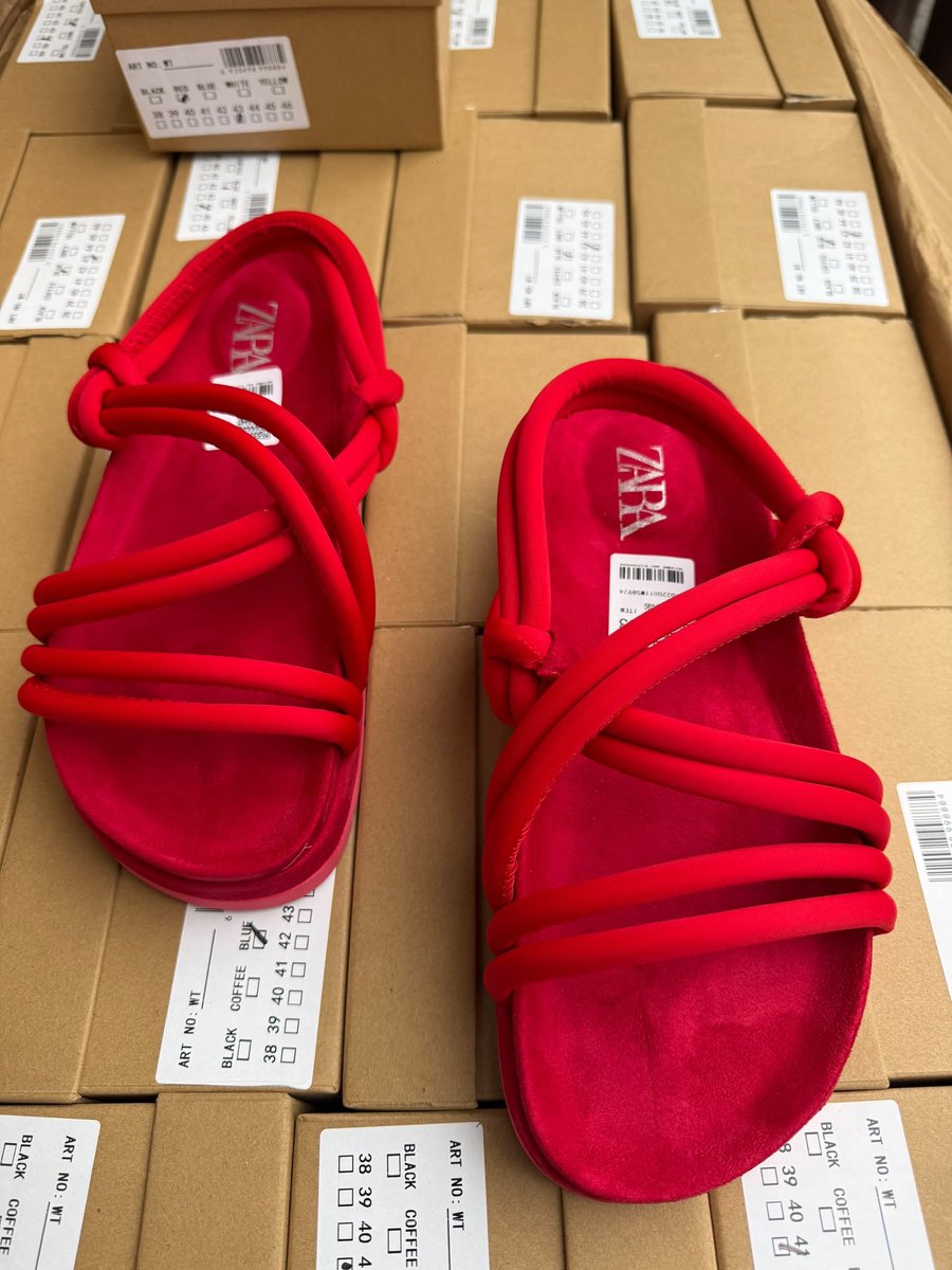 kisilu_r's tweet photo. Sandales à 34$ pointure disponible 37-45 uniquement 
🇨🇩🇨🇩 +243893202023
Nous livrons 📦🚚🛩️✈️:
#Boma
#Muanda
#Matadi
#Mbijimayi
#Kolwezi
#Likasi
#Lubumbashie 
#Kinshasa https://t.co/i0vvkJ7Kur