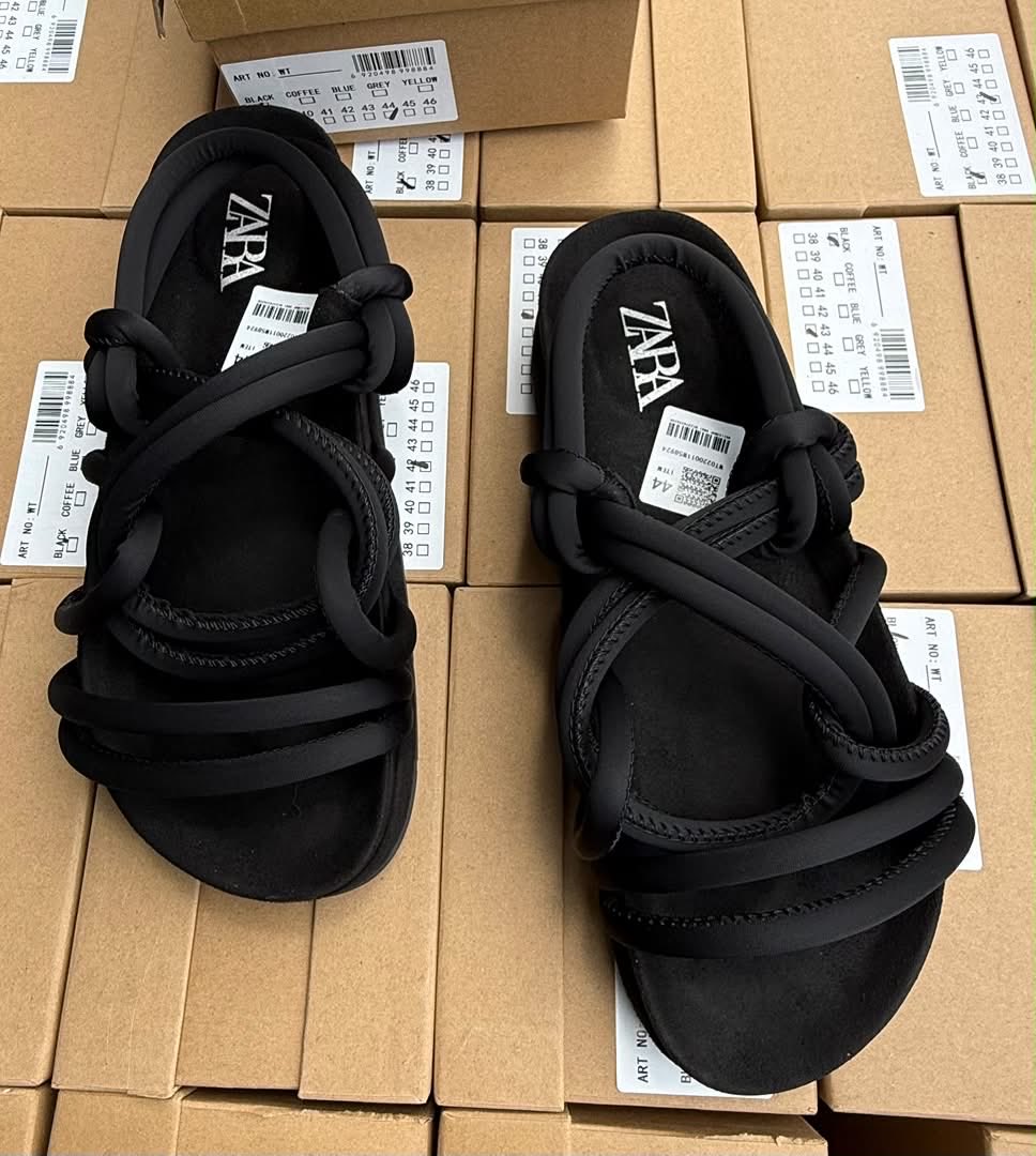 kisilu_r's tweet photo. Sandales à 34$ pointure disponible 37-45 uniquement 
🇨🇩🇨🇩 +243893202023
Nous livrons 📦🚚🛩️✈️:
#Boma
#Muanda
#Matadi
#Mbijimayi
#Kolwezi
#Likasi
#Lubumbashie 
#Kinshasa https://t.co/i0vvkJ7Kur